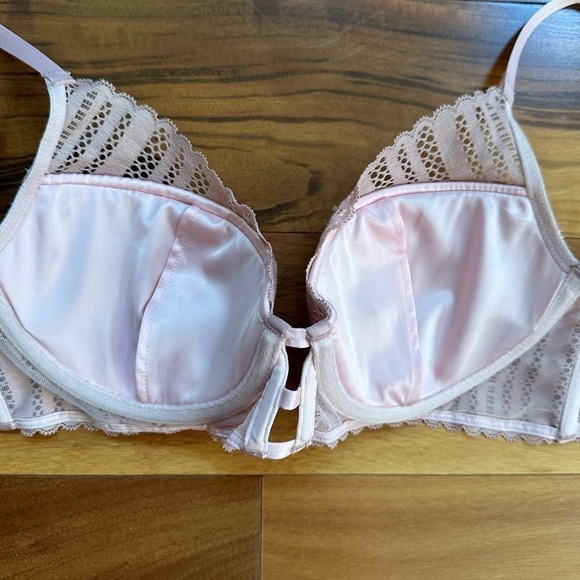 Victoria’s Secret Lace Lined Plunge Bra - Picture 4 of 6